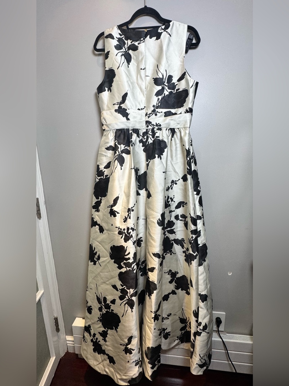 Donna Karan Black and White Floral V-Neck SLEEVELESS FIT AND FLARE GOWN - Picture 13 of 14